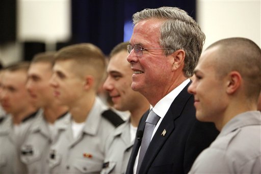 Jeb Bush, con cadetes de Citadel tras dar un discurso sobre política exterior y defensa nacional en The Citadel en Charleston, Carolina del Sur