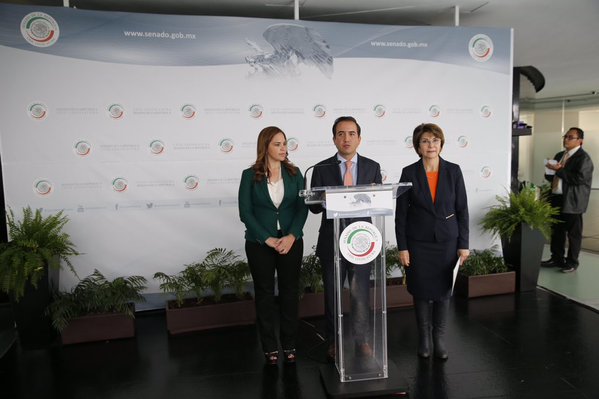 Los senadores Ivonne Álvarez, Fernando Yunes y Angélica De la Peña.