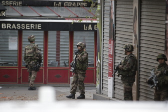 Soldados franceses hacen guardia en el suburbio de Saint-Denis, en el norte de París, mientras las fuerzas especiales asaltan un departamento