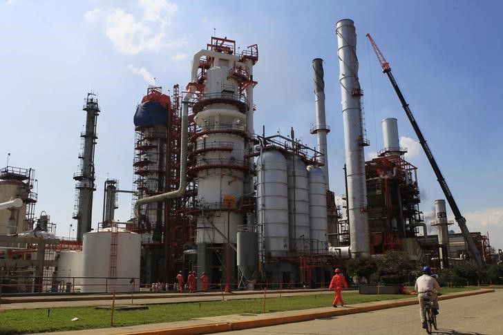 Trabajadores caminan en una de las plantas de refinería de Pemex en Tula.