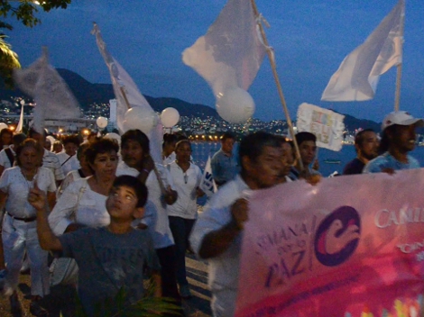 El contingente, unas 400 personas llevaban una manta con la leyenda "Caminata por la paz".