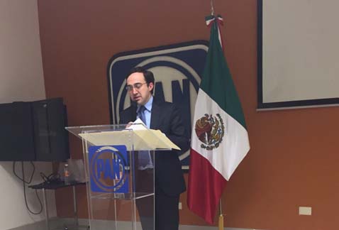 El diputado durante un evento con militantes albiazules.