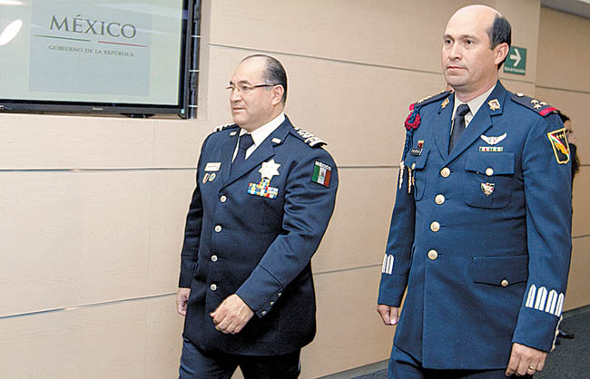 Enrique Galindo (izquierda), comisionado de la PF, luego de dar a conocer la captura. 