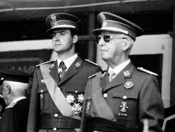 Francisco Franco (d), con el entonces príncipe de España, Juan Carlos de Borbón, durante un acto oficial, en una foto de archivo