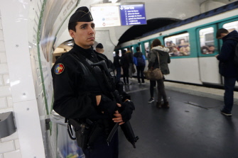 Un gendarme francés patrulla en una estación del metro de París