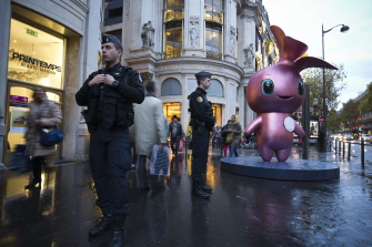 Gendarmes franceses hacen guardia ante los famosos almacenes Printemps, en París