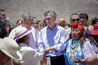 Mauricio Macri (c) da la mano a una representante indígena en un homenaje a la Pachamama (Madre Tierra) hoy en Huacalera, provincia de Jujuy