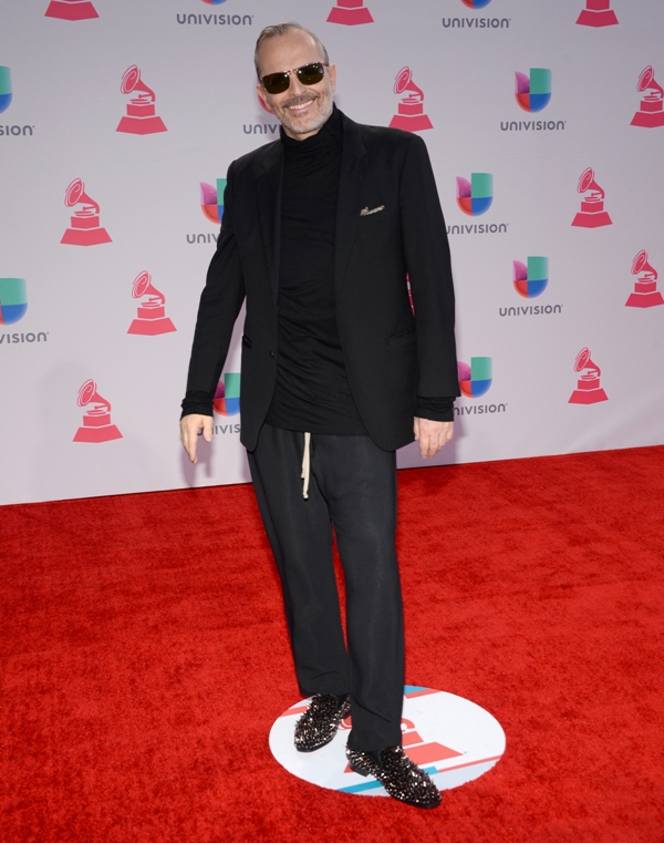 Miguel Bosé muy sonriente a su llegada a los premios. 