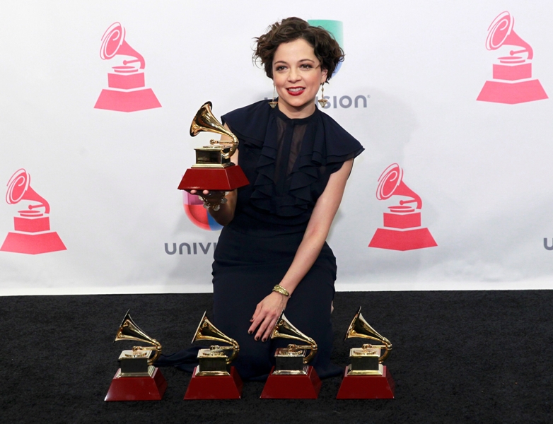 Natalia Lafourcade con sus cinco Grammys. 
