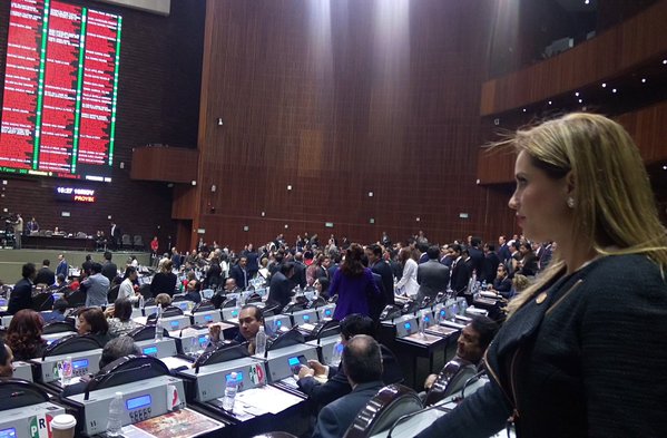 El pleno de San Lázaro aprobó por unanimidad el proyecto de reformas constitucionales para desindexar el salario mínimo. 