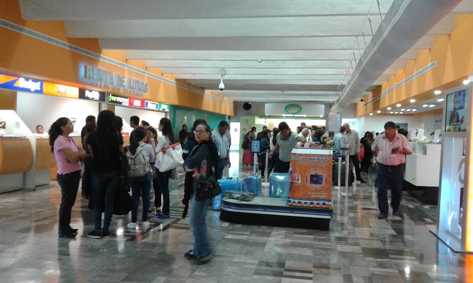 Viajeros en el aeropuerto de Tampico, Francisco Javier Mina.