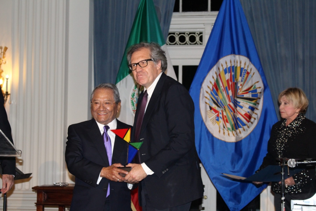 Armando Manzanero recibió el premio Patrimonio Cultural de las Américas”.