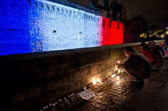 Ciudadanos encienden velas en la explanada del Chateau des Ducs en Nantes, Francia, en homenaje a las víctimas de los ataques de París