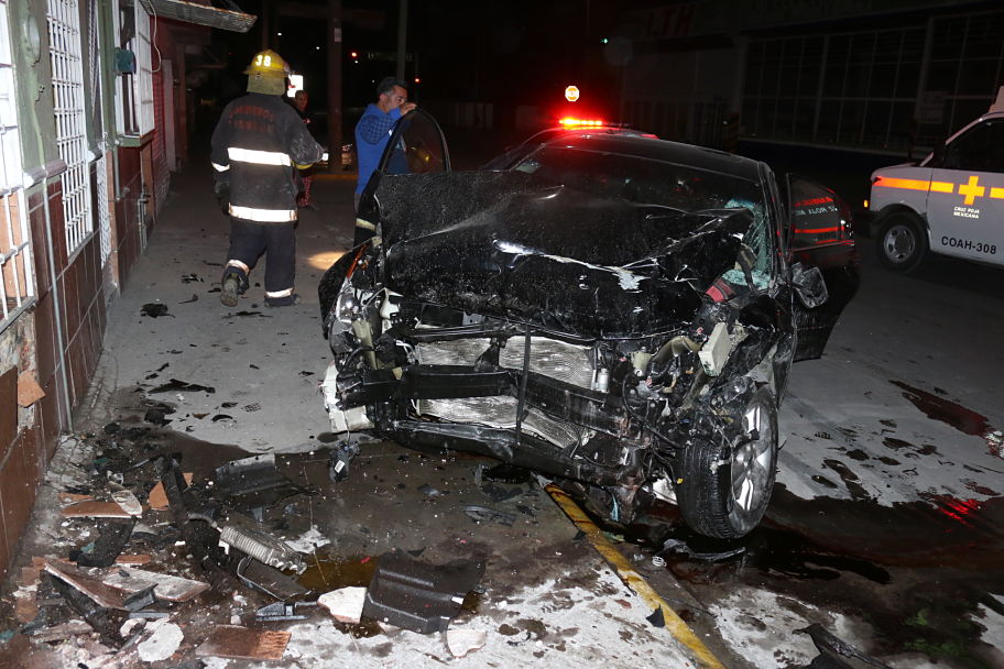 El conductor del Altima quiso ganarle al semáforo en ambar y viajaba demasiado rápido.