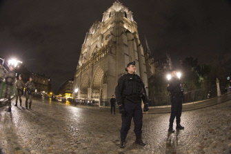 Gendarmes y militares franceses hacen guardia ante la catedral de Notre-Dame, en París