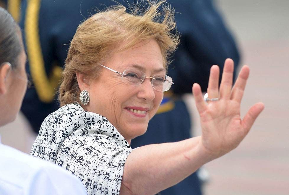Michelle Bachelet, presidenta de Chile, estableció un programa de reformas que disminuyeron la confianza  de las empresas y afectaron a la economía
