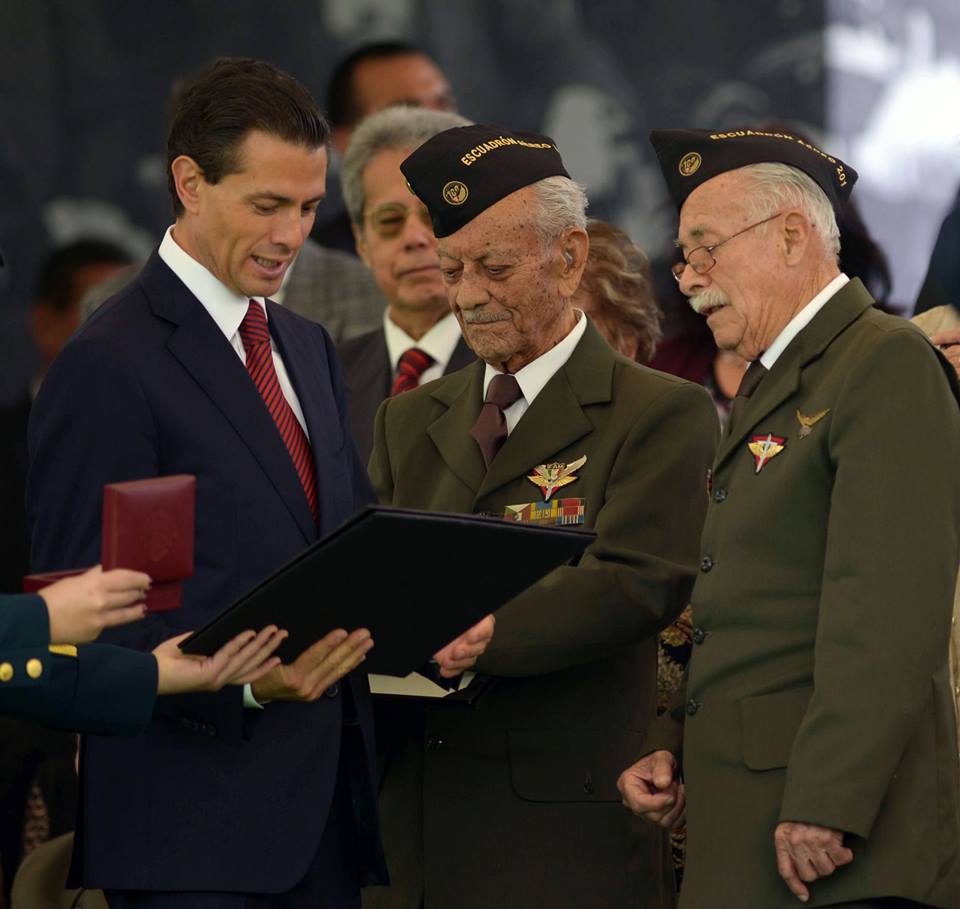 El Presidente durante la entrega de condecoraciones y ascensos a las Fuerzas Armadas.