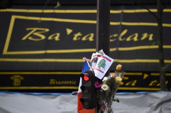 Un ramo de flores, ante la sala de música Bataclan donde ocurrió la principal masacre terrorista el pasado viernes 13 de noviembre, en París