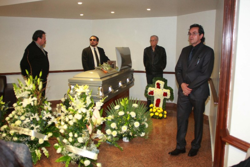 el cuerpo del actor fue velado en medio del pesar de sus familiares y amigos. 