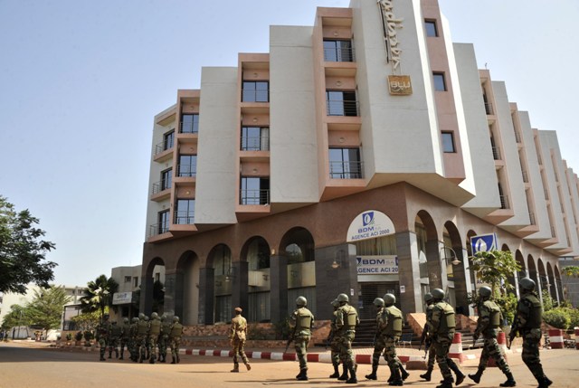 El hotel Radisson Blu es resguardado por militares.