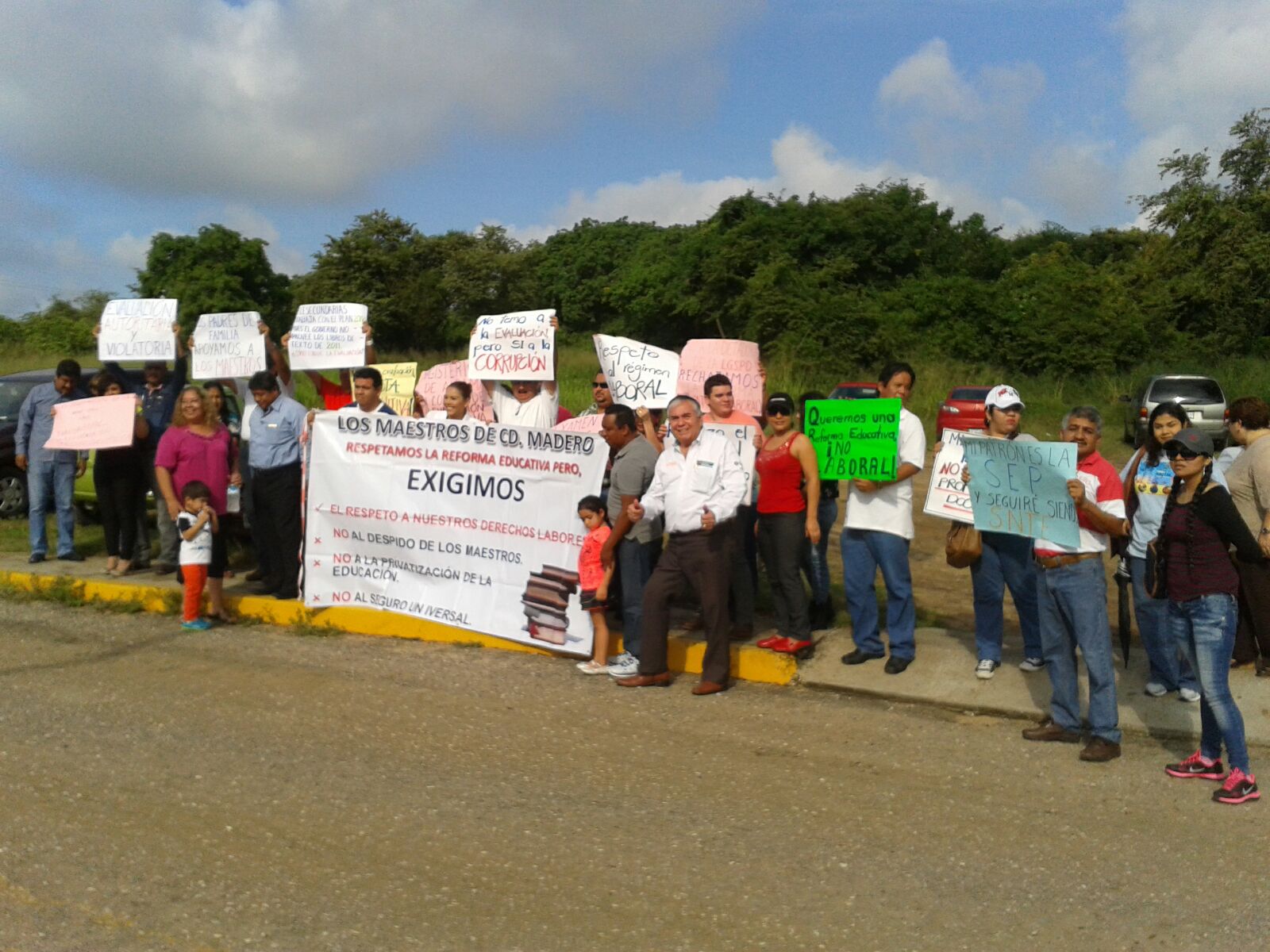Maestros se manifiestan contra evaluación magisterial.