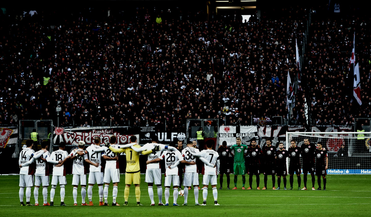 Minuto de silencio en el Leverkusen vs. Eintracht Frankfurt por los atentados en Francia 