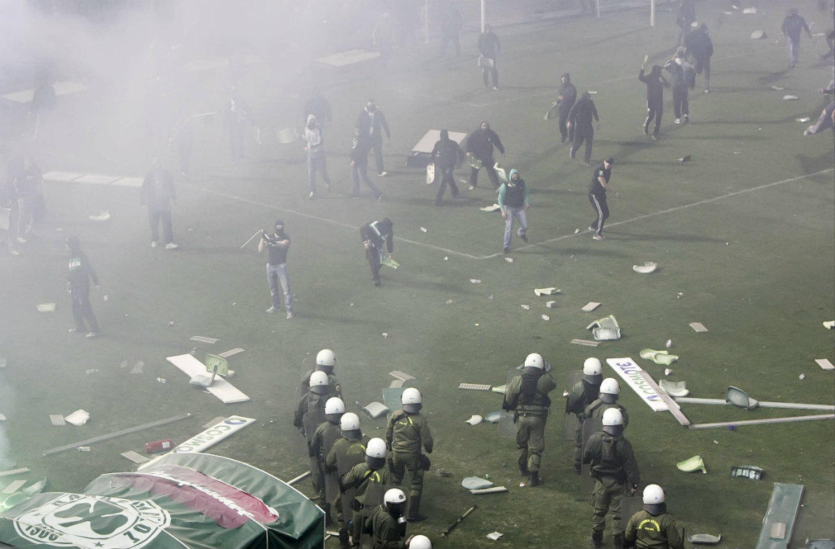 Violencia en el Panathinaikos vs. Olympiacos provocó la suspensión del encuentro 