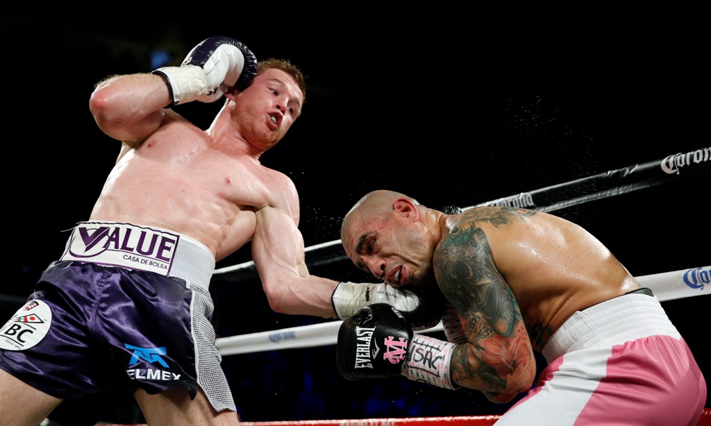 'Canelo' conectando a Cotto durante su combate en Las Vegas 