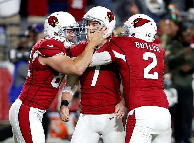 Chandler Catanzaro (al centro) es felicitado por el gol de campo que le dio la victoria a Arizona