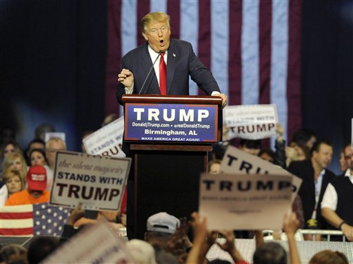 Donald Trump (en la imagen, el sábado en un acto en Birmingham, Alabama) se llevaría muchos votos republicanos si compitiera por su cuenta