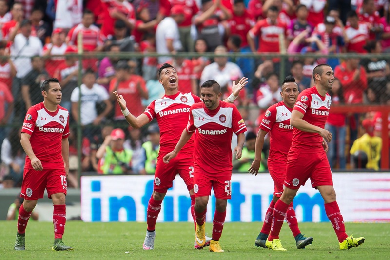 Jugadores de Toluca celebran el triunfo 