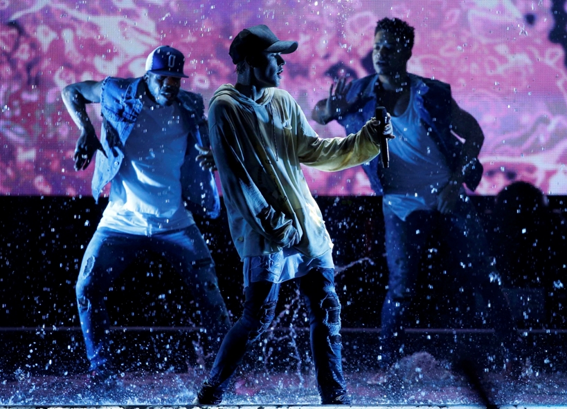Justin Bieber llevó lo mejor de sus pasos al los AMAs. 