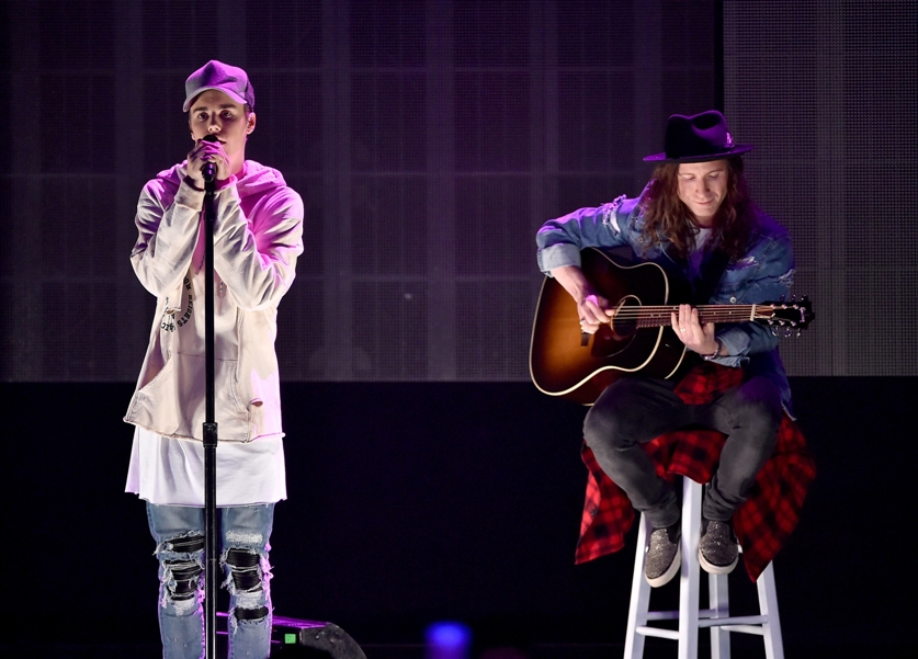 Justin Bieber llevó lo nuevo de su propuesta musical a los AMAs. 