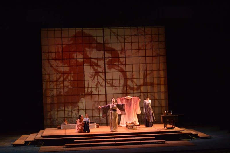 El montaje dirigido por Ragnar Conde integró un elemento artístico interactivo a la escenografía de estética oriental.