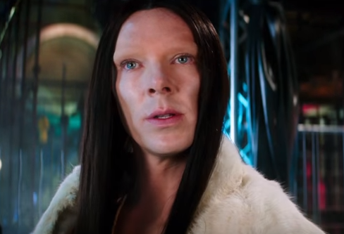 Benedict Cumberbatch interpreta a All, un modelo andrógino. 