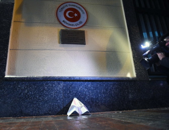 Un camarógrafo filma un avión de papel colocado afuera de la embajada turca en Rusia, en Moscú 