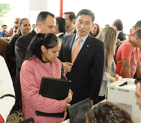 El cónsul de Corea del Sur acudió como invitado a la Feria del Empleo en Apodaca.
