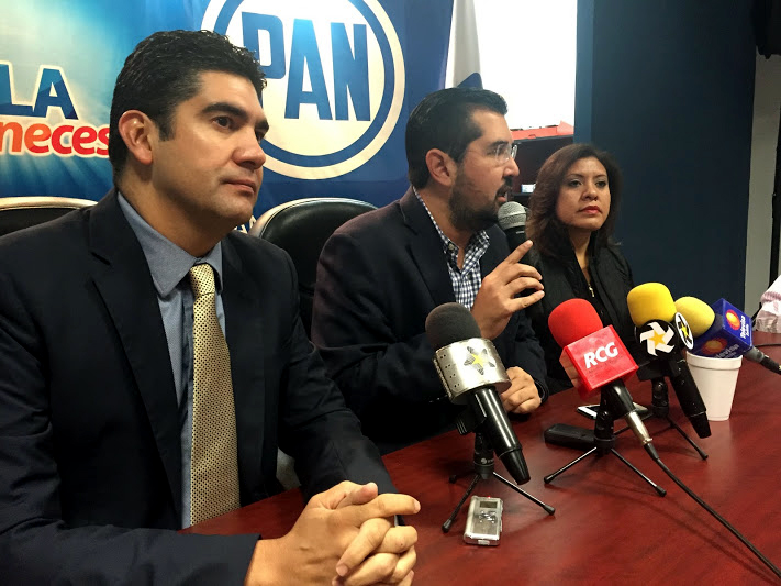 Dirigente del PAN en Coahuila acompañado de los diputados Lariza Montiel y Chuy de León.