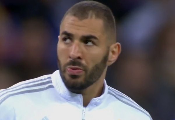 El momento en el que Karim Benzema escupe tras el himno de Francia 