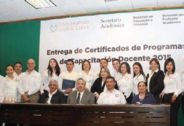 El rector dio un reconocimiento a los docentes certificados.