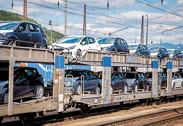 El transporte de los vehículos.
