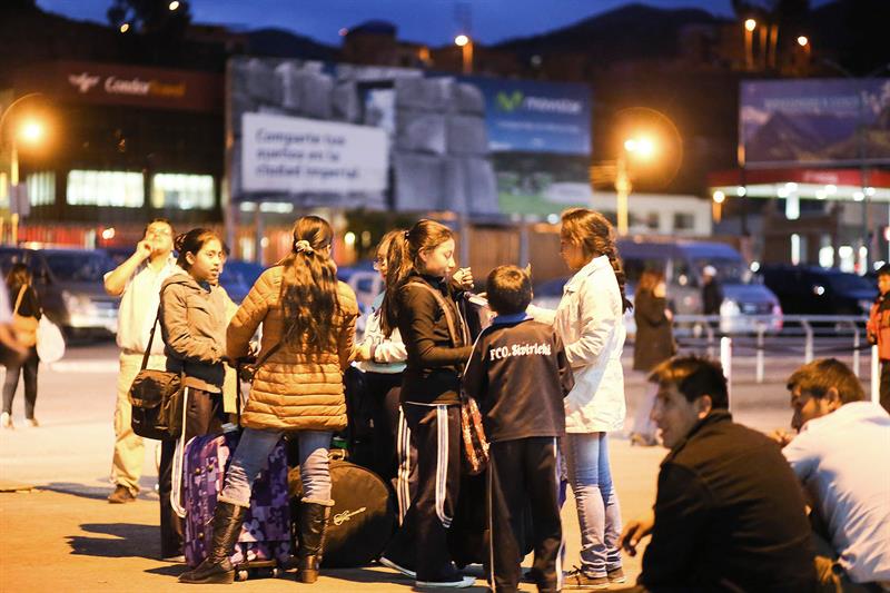 Un grupo de personas, a las afueras del aeropuerto Velasco Astete en Cusco, tras sentirse el terremoto en esa zona andina de Perú