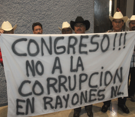 Los habitantes de Rayones acudieron a Congreso del Estado para pedir apoyo.