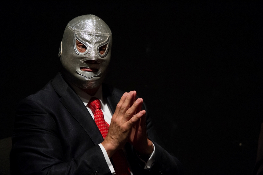 El Hijo del Santo se alista para su próxima película que se filmará en España. 