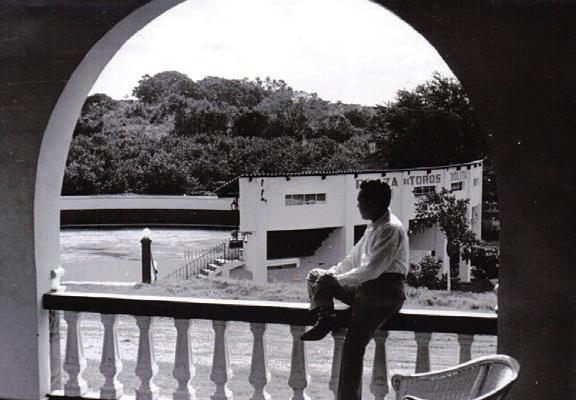 Mario Moreno en su hacienda y frente a su plaza de toros.