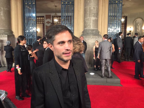 Gael García se detuvo a conversar con los medios. 