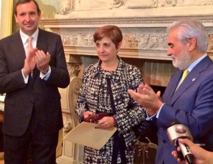 La investigadora de la UNAM Beatriz Arias fue galardonada con el Premio de la Real Academia Española.  