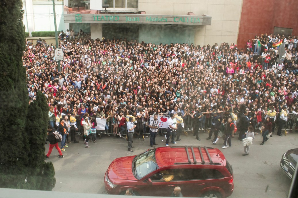 Las seguidoras de la boyband esperan afuera del hotel. 
