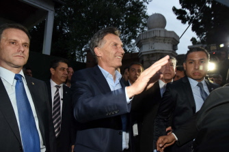 Mauricio Macri, asediado por la prensa al abandonar la residencia presidencial de Olivos tras entrevistarse con la presidenta Cristina Kirchner