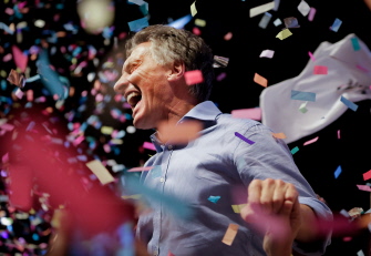 Mauricio Macri baila al celebrar la victoria con sus simpatizantes en la sede de Cambiemos, el domingo en Buenos Aires